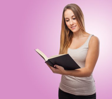 Kadın kitap okuyor.