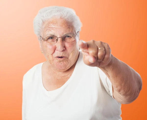 Ouderling woman wijzend — Stockfoto