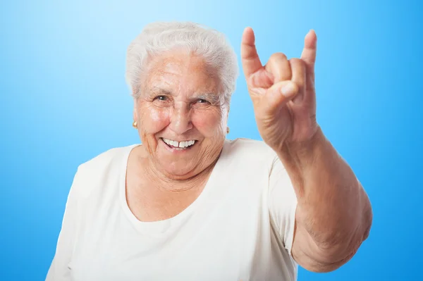 Frau macht eine Rock-Geste — Stockfoto