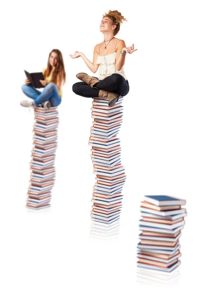 Frauen sitzen auf Büchern — Stockfoto