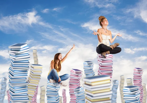 Vrouwen zittend op boeken — Stockfoto