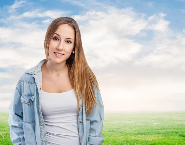 Jonge vrouw glimlachen — Stockfoto