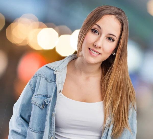 Joven mujer sonriendo — Foto de Stock