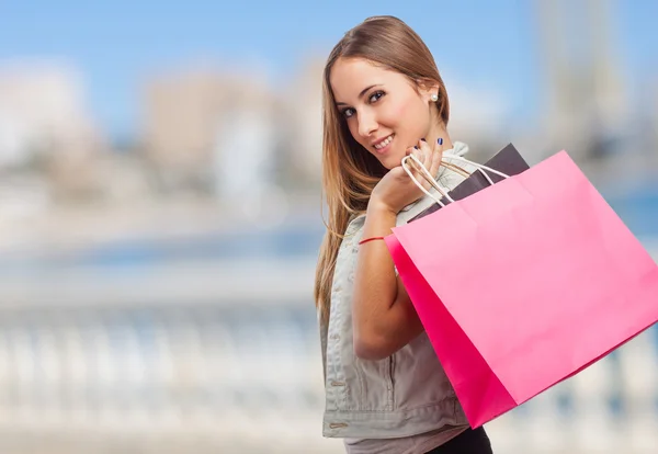 Kvinna som håller i shoppingväskor — Stockfoto