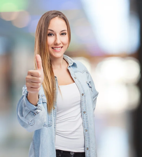 Mujer haciendo signo bien — Foto de Stock