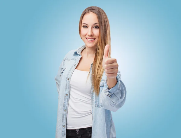 Frau macht Okay-Zeichen — Stockfoto