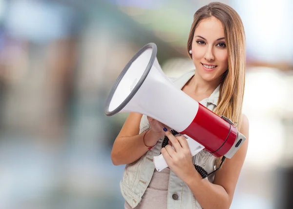 Vrouw bedrijf megafoon — Stockfoto