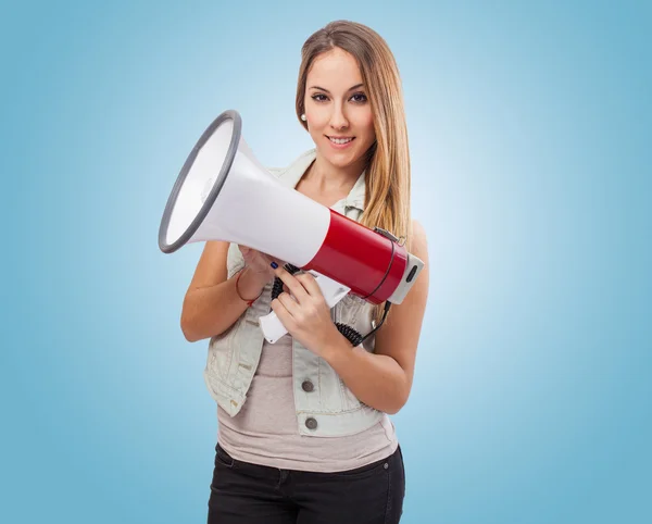 Mujer sosteniendo megáfono — Foto de Stock