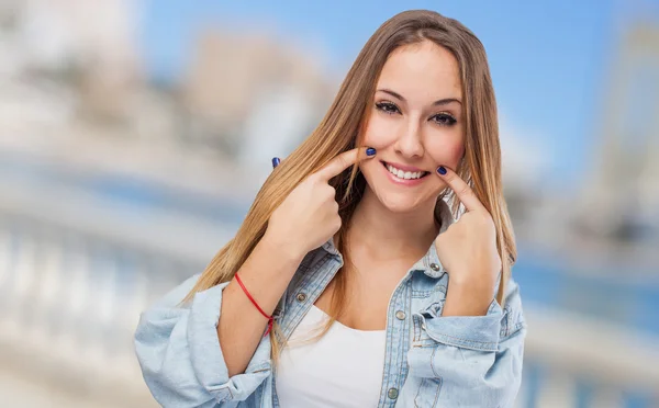 Meisje maken teken om te glimlachen — Stockfoto