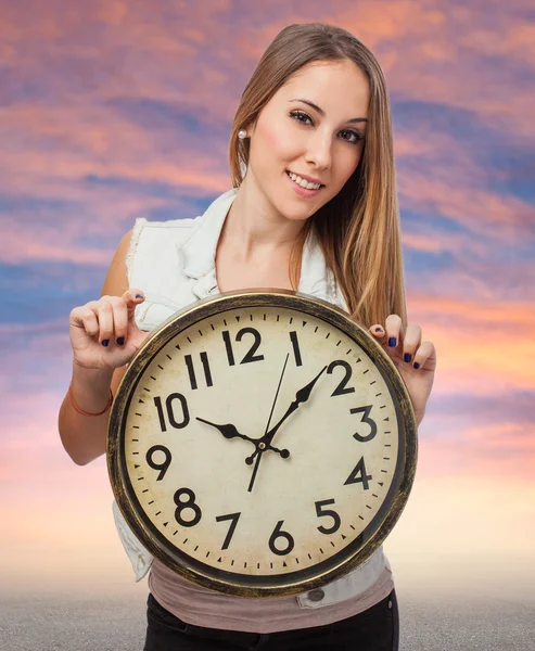 Frau hält Uhr — Stockfoto