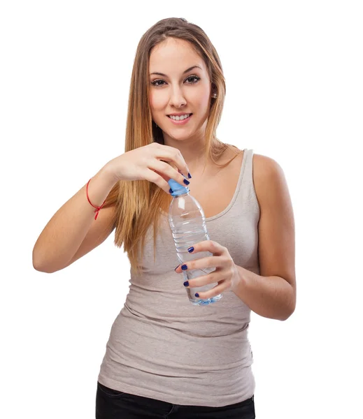 Frau öffnet Flasche mit Wasser — Stockfoto