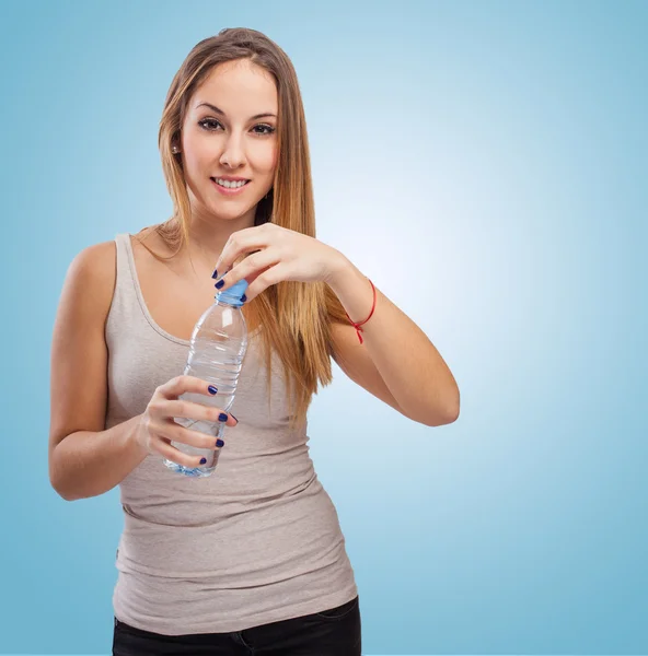 Жінка відкриває пляшку води — стокове фото