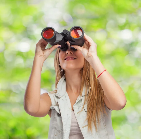 Frau blickt durch Fernglas — Stockfoto