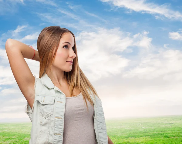 Mooie jonge vrouw — Stockfoto