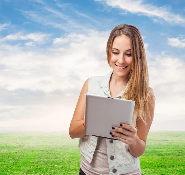 Vrouw die tablet gebruikt — Stockfoto