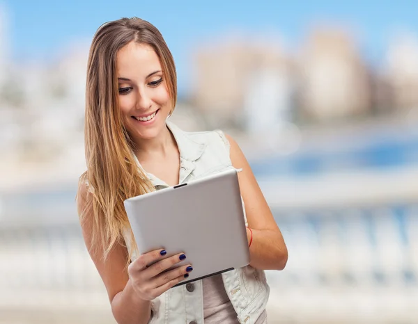 Vrouw die tablet gebruikt — Stockfoto