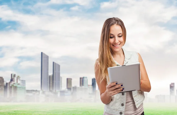 Vrouw die tablet gebruikt — Stockfoto