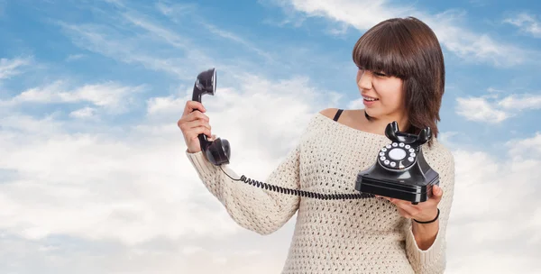 Femme décrochant le téléphone — Photo