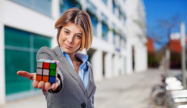Rubik küp holding iş kadını