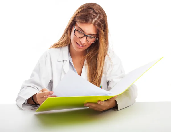 Läkare läsa medicinsk rapport — Stockfoto