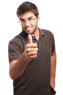 Adam baş parmağını gösteriyor.