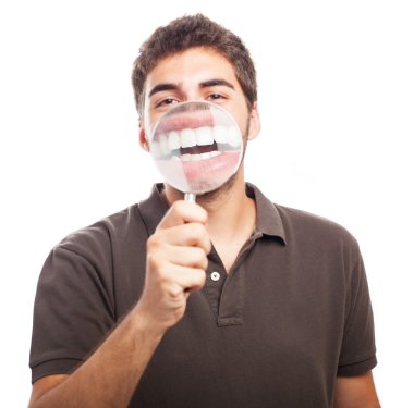 Büyüteçle genç bir adam