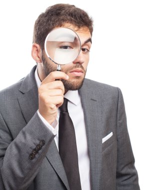 İş adamı büyüteçle bakıyor