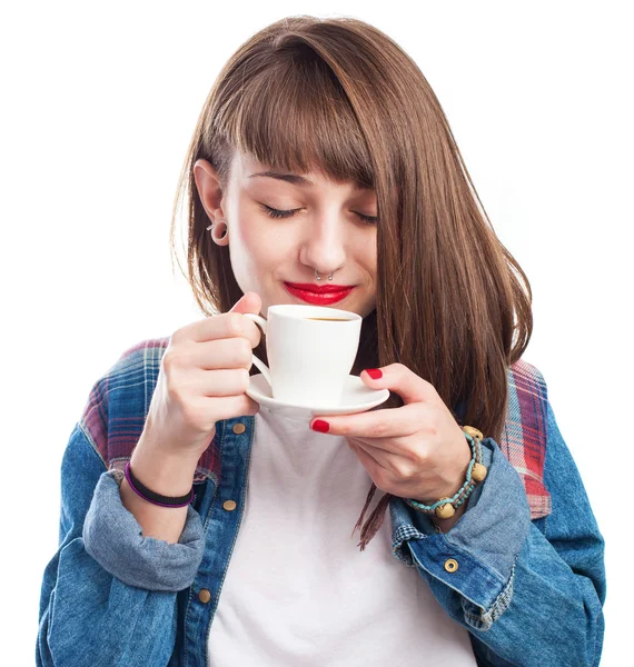 Девушка держит кофе — стоковое фото