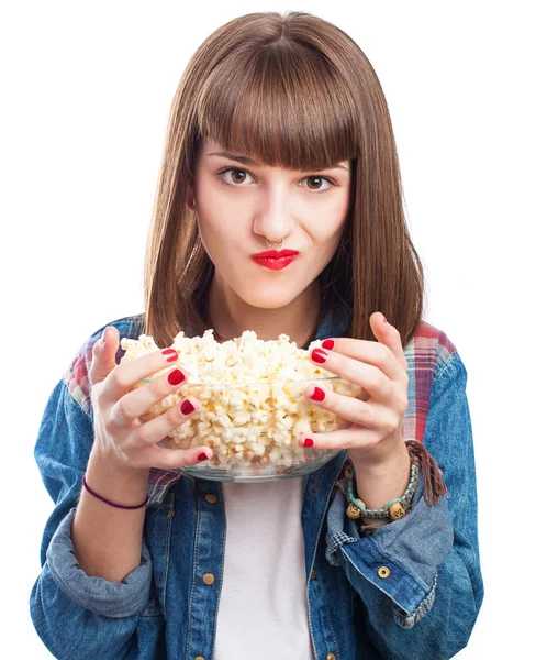 Žena hospodářství popcorn — Stock fotografie