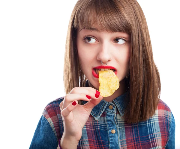 Kvinna äter chips — Stockfoto