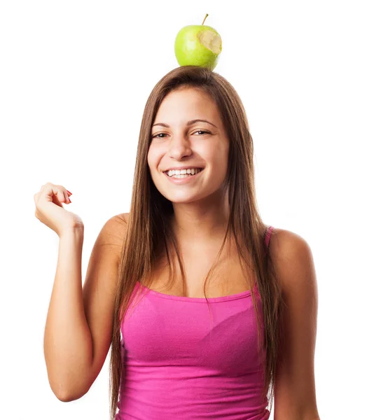 Mujer sosteniendo manzana en la cabeza —  Fotos de Stock