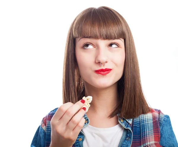 Jonge vrouw eten popcorn Rechtenvrije Stockafbeeldingen