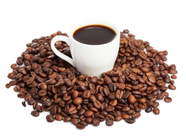 Kahve fincanı ve kahve çekirdeği.