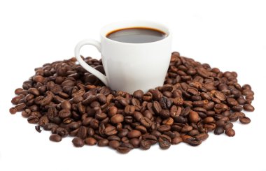 Kahve fincanı ve kahve çekirdeği.