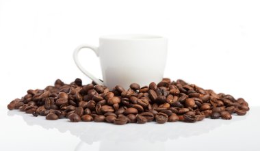 Kahve fincanı ve kahve çekirdeği.