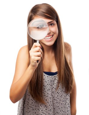 Büyüteç arayan kadın