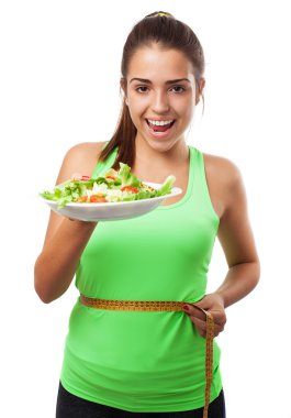 ölçme ve salata tutan kadın