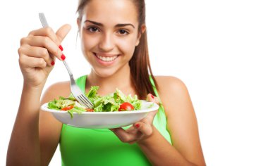 kadın tutarak taze salata