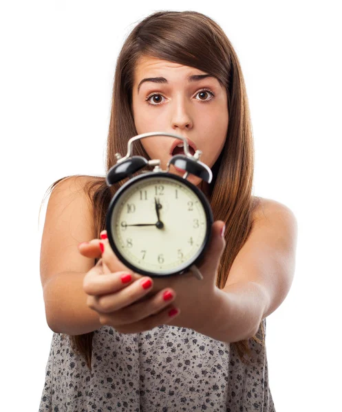 Kadın holding çalar saat — Stok fotoğraf