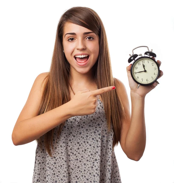 Jonge vrouw wijzend op alarm clock — Stockfoto