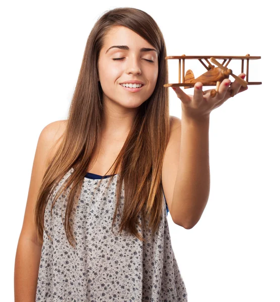 Девушка держит деревянный самолет — стоковое фото
