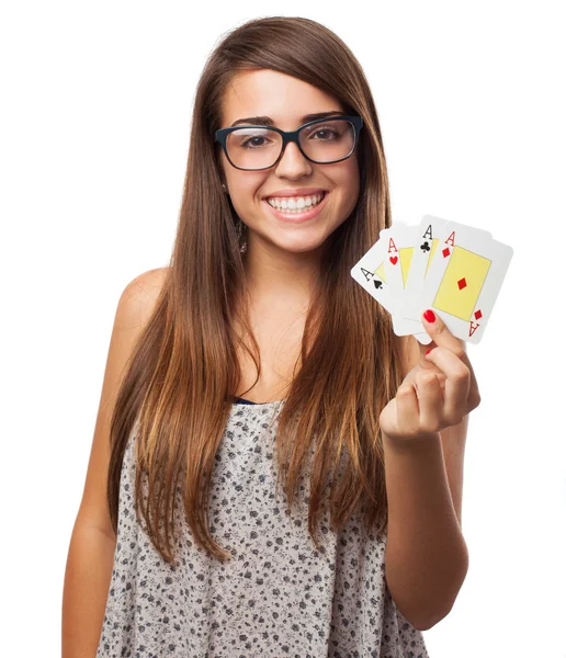 Frau zeigt Pokerkarten — Stockfoto