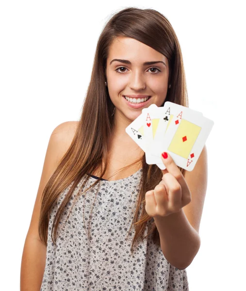 Frau zeigt Pokerkarten — Stockfoto
