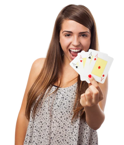 Frau zeigt Pokerkarten — Stockfoto