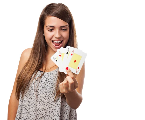 Frau zeigt Pokerkarten — Stockfoto