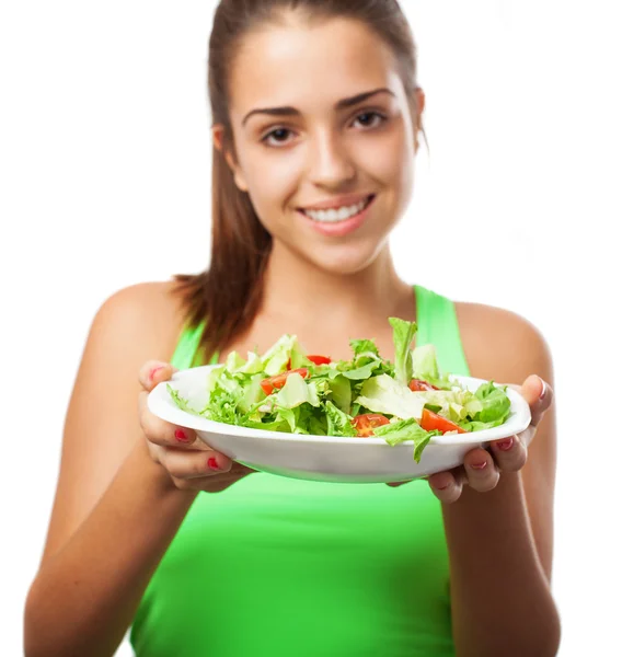 Donna che tiene insalata fresca — Foto Stock