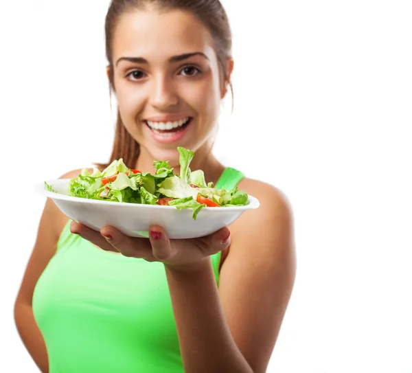 Vrouw bedrijf verse salade — Stockfoto