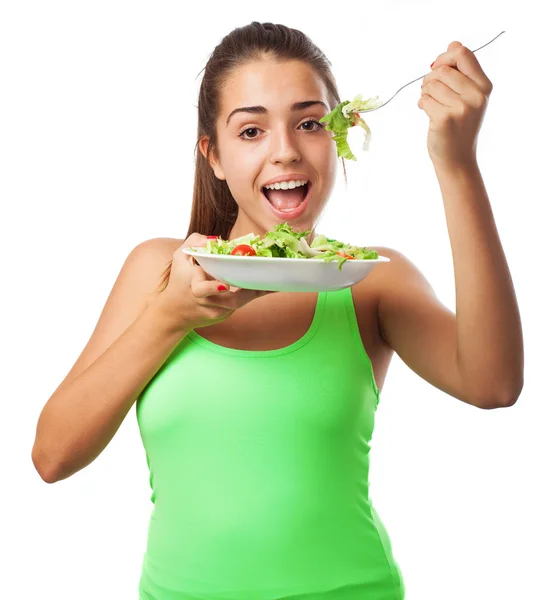 Женщина ест свежий салат — стоковое фото