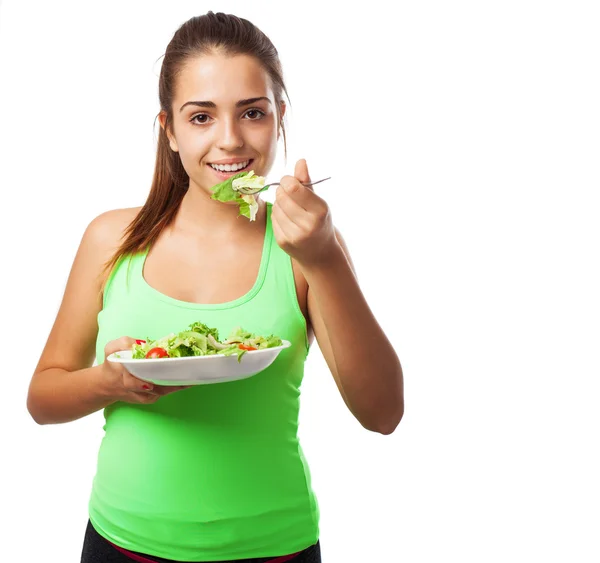 Vrouw die verse salade eet — Stockfoto