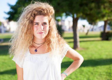 Genç sarışın kadın.